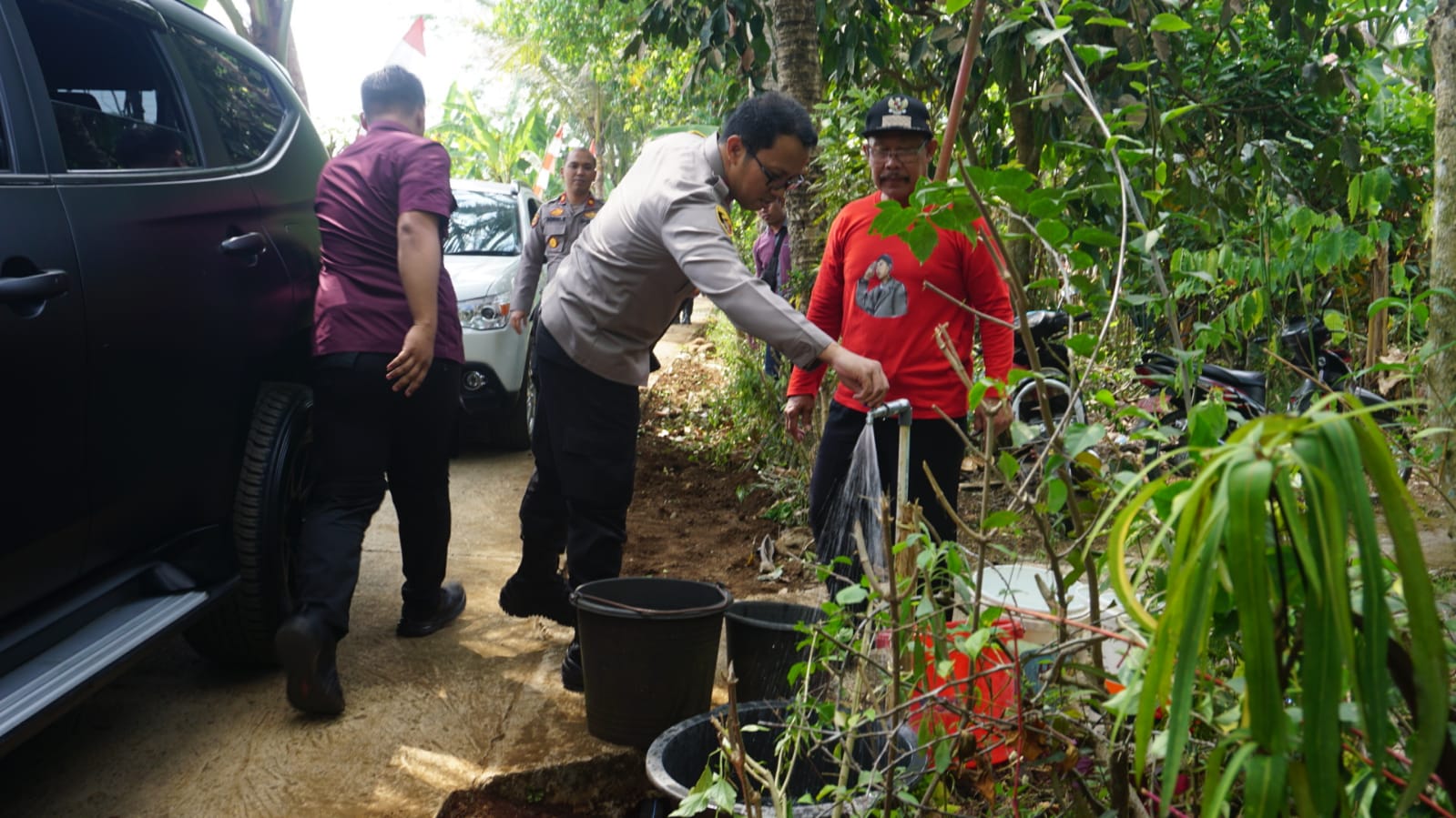 Polres Purbalingga - Polda Jateng | Polres Purbalingga memberikan bantuan pembuatan sumur bor dan pemberian pompa air serta pipa saluran air bersih bagi warga di Desa Gumiwang, Kecamatan Kejobong, Kabupaten Purbalingga. Secara simbolis sumur bor yang sudah dibangun diserahkan kepada kepala desa setempat, Jumat (8/9/2023).