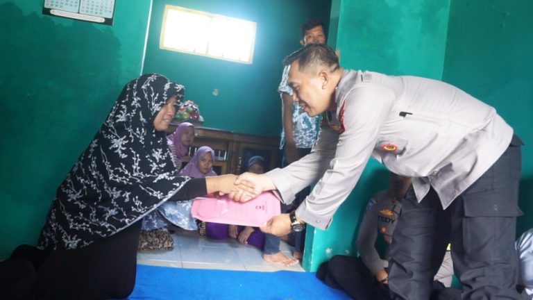 Sampaikan Bela Sungkawa Kepada Linmas , Polres Purbalingga Berikan Santunan