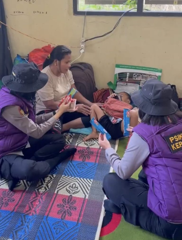 Dua Hari Dampingi Warga Manggarai Barat, Tim Trauma Healing Polda Jateng Pulihkan Psikologis Pascagempa