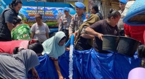 Bidpropam Polda Jateng bersama Polres Purbalingga Salurkan Bantuan 20.000 Liter Air Bersih