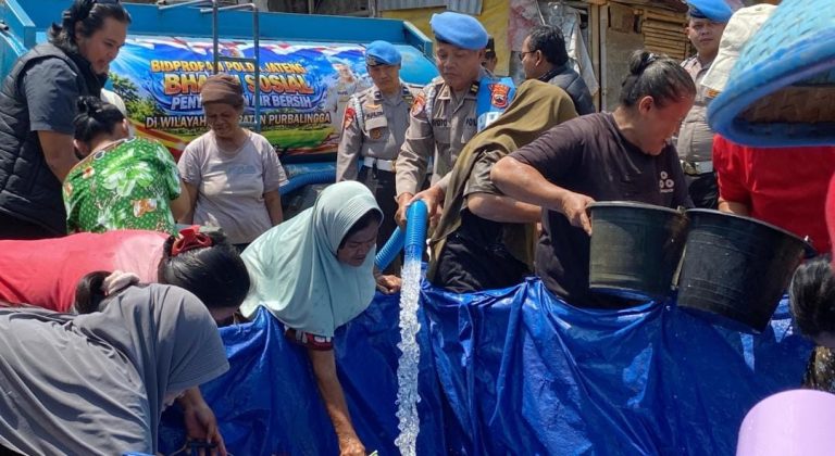 Bidpropam Polda Jateng bersama Polres Purbalingga Salurkan Bantuan 20.000 Liter Air Bersih